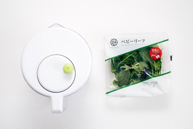 ベビーリーフの水切りはサラダスピナーが便利です。