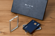 ミニマリスト必見。カードを爆速で取り出せるフレーム型カードケース「NIUM CLASSIC」