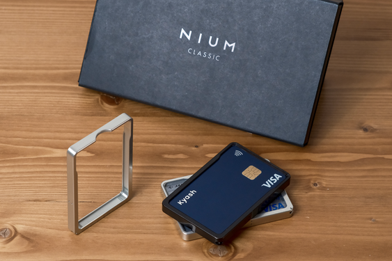 ミニマリスト必見。カードを爆速で取り出せるフレーム型カードケース「NIUM CLASSIC」