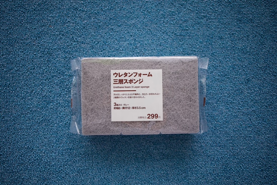 【商品名】無印良品「ウレタンフォーム三層スポンジ/グレー 3個入」299円(税込)