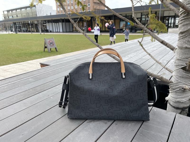 軽いのに型崩れしにくく、自立するボストンバッグを試してみた