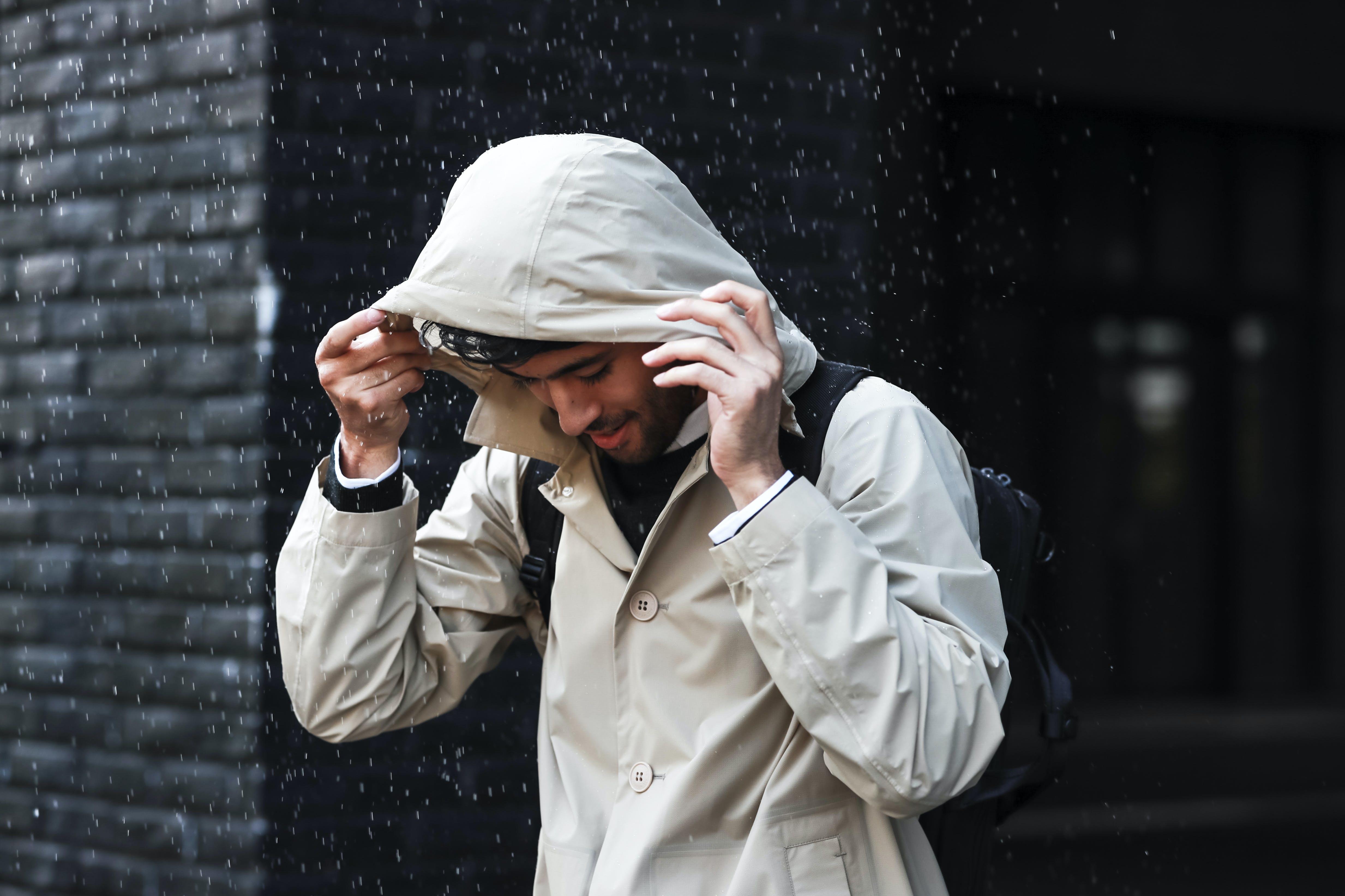 急な雨でも安心。特殊構造生地で極薄超軽量なのに高い耐水性を備える