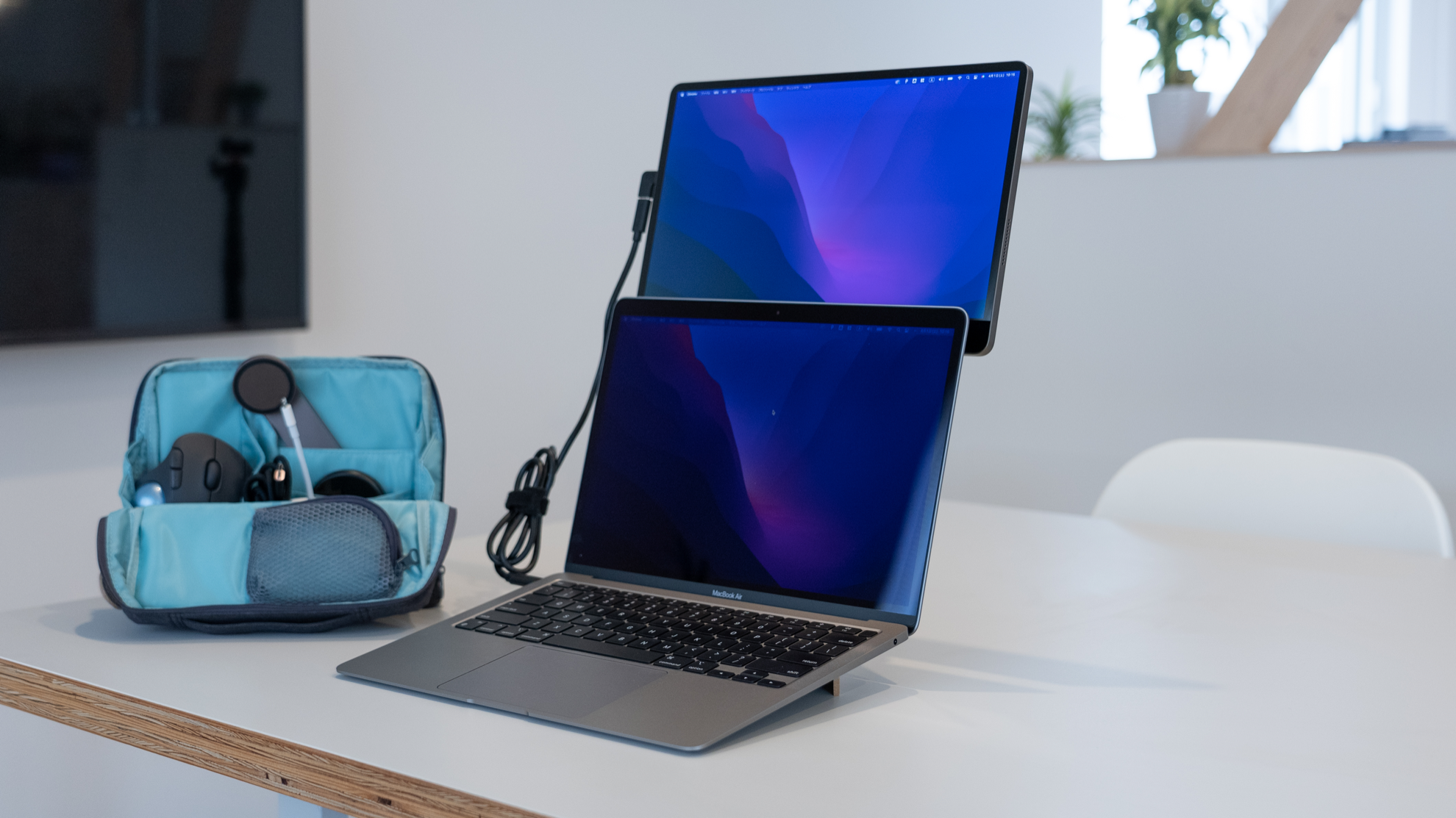 狭いスペースでもマルチディスプレイ化。モバイルモニターを「縦