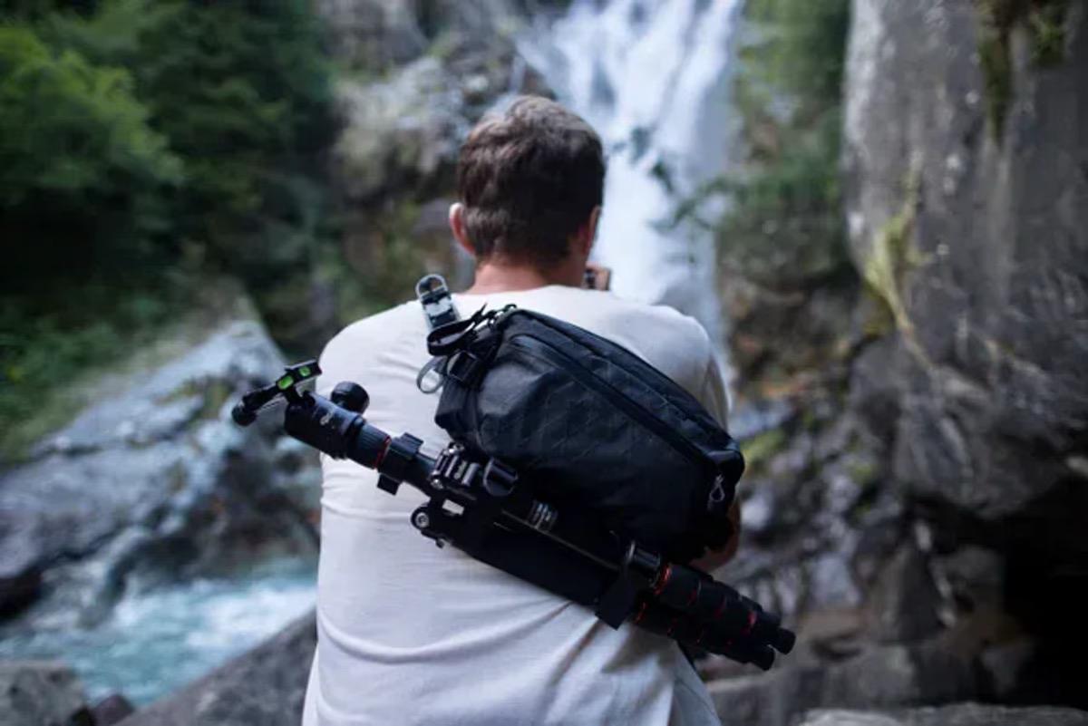 カメラやガジェットの電子機器も安心。防水素材のスリングバッグ