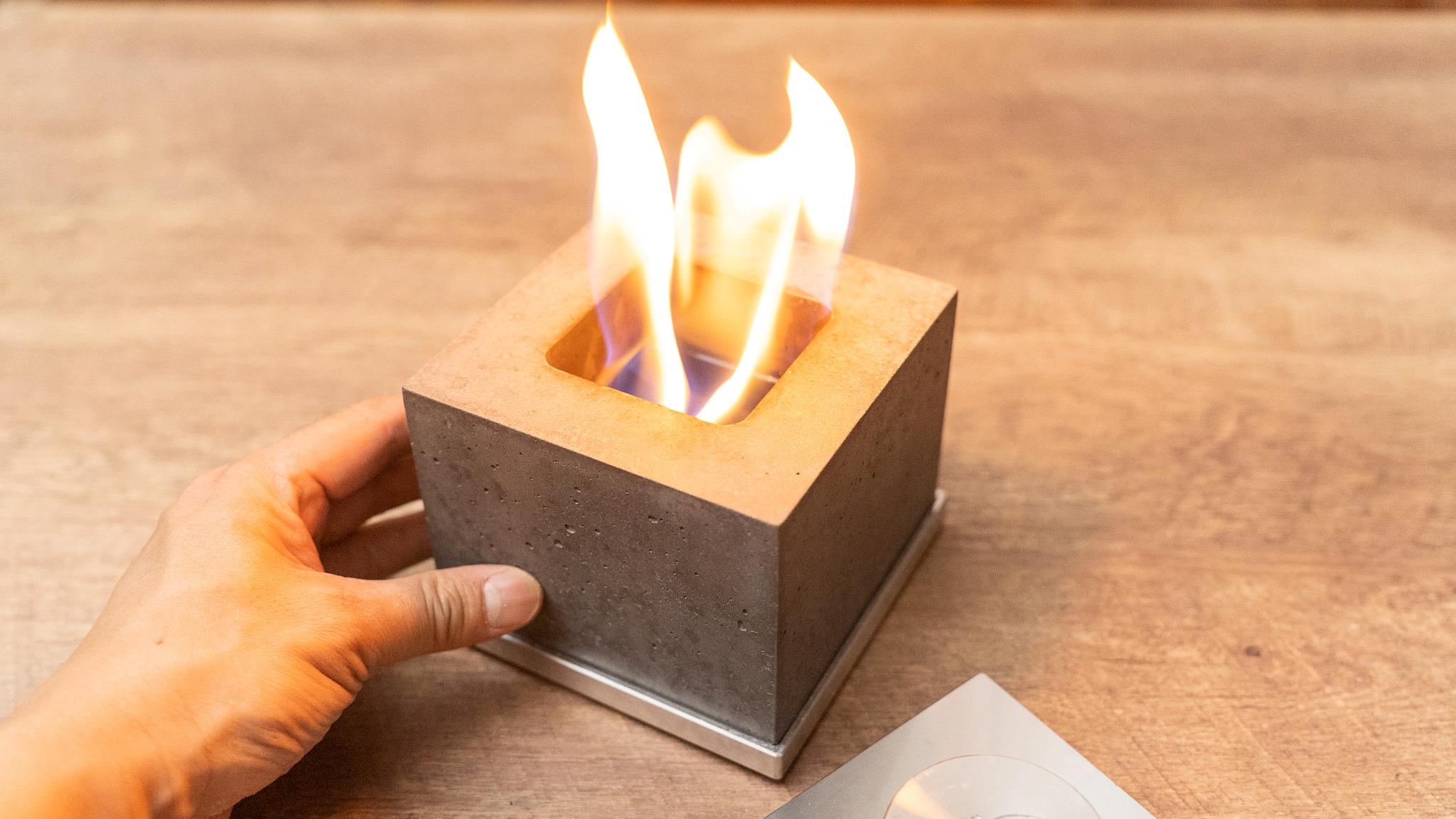 リビングでキャンプ気分を満喫。ほぼ準備ナシで使える卓上焚き火台は