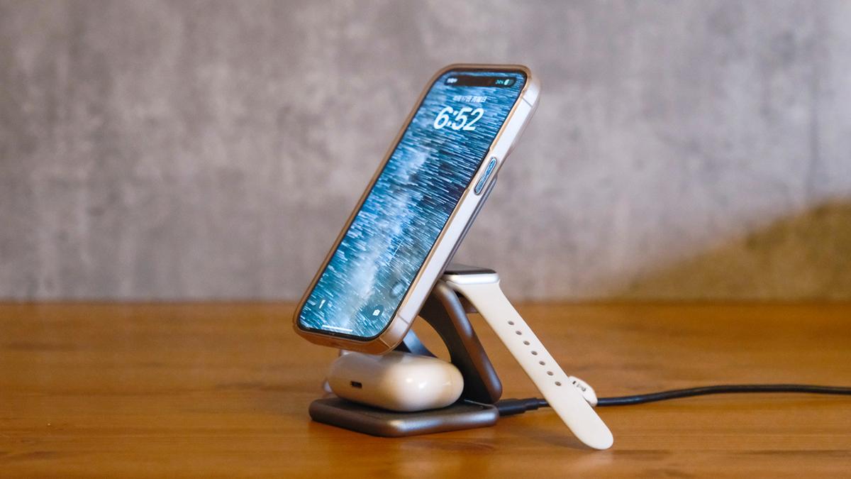 iPhone・Apple Watch・AirPodsを同時充電！ 持ち運びにも便利な 