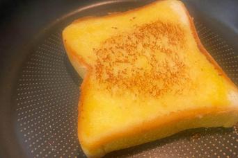 ぬって焼くだけで食パンが「フレンチトースト」に変身！卵も牛乳もいらないのにジューシー