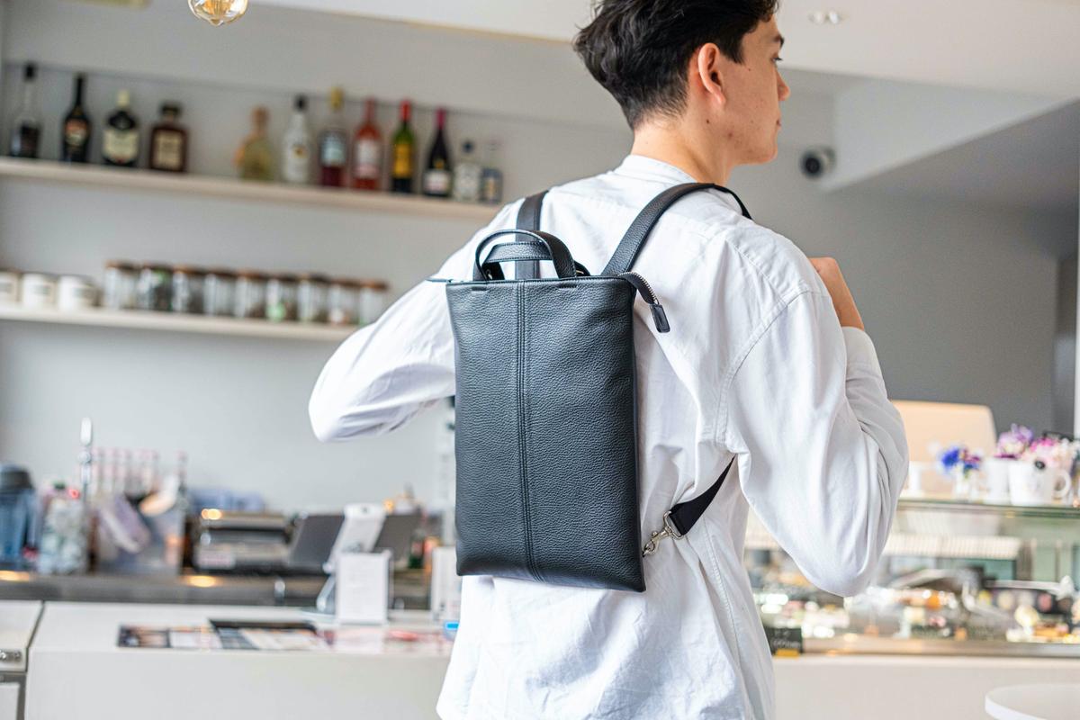 仕事も普段使いも。 いつでもどこでも形を変えられる4WAY本革バッグの 