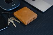 キレイなシルエットの秘密は箱型！ 磁石でピタッとくっつく2つ折のミニマルウォレットが登場