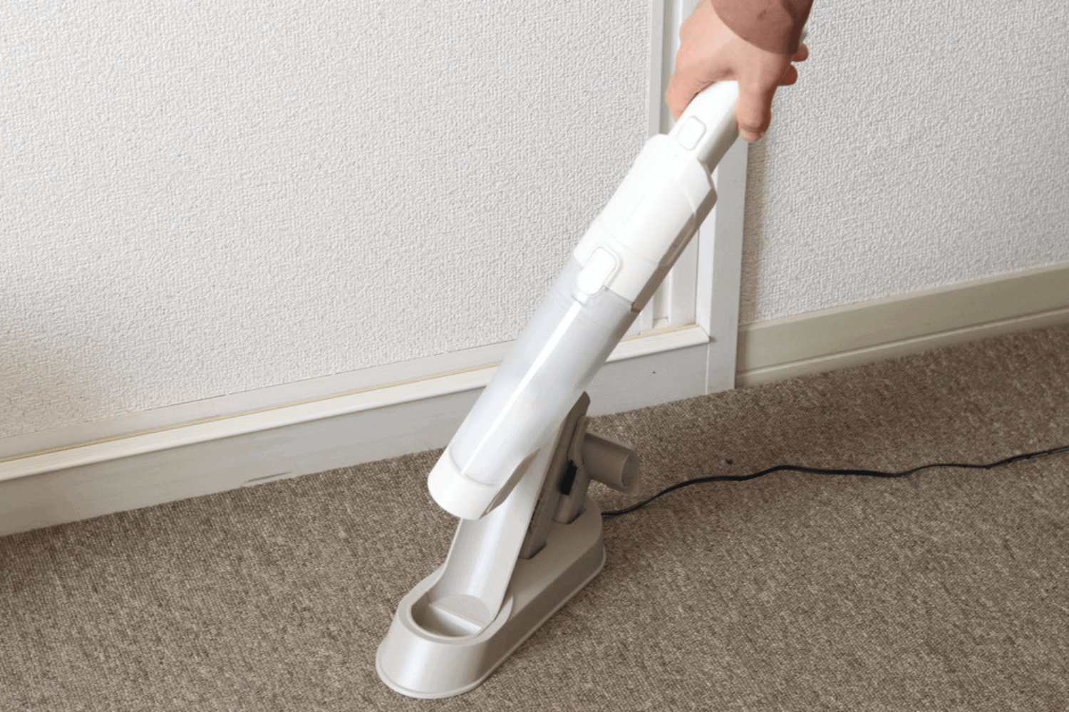 アイリスオーヤマの超軽量「ハンディクリーナー」はソファにも使えて