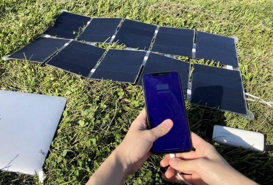 バッグに収まるミニサイズ。折り畳み式ソーラーパネルで太陽光をフル