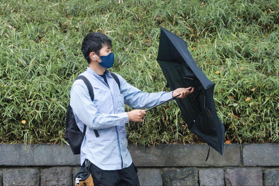 ニトリの折り畳み傘は、超軽量なのに開くと大きい！天気が読めない日も