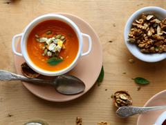煮込み料理やスープには「ナッツ」がおすすめ。いつもの料理に、手軽に新食感をプラス | ライフハッカー・ジャパン