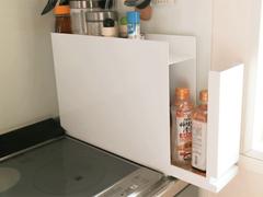 「コンロ横収納」の最適解は山崎実業に！油ハネやホコリのベタつきとはさようなら | ライフハッカー・ジャパン