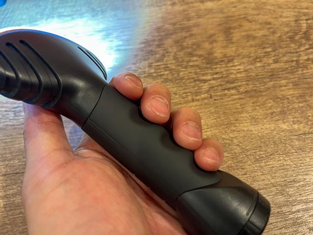 視野角180°以上のワイド照射！ 夜でも安心して犬の散歩ができるLED