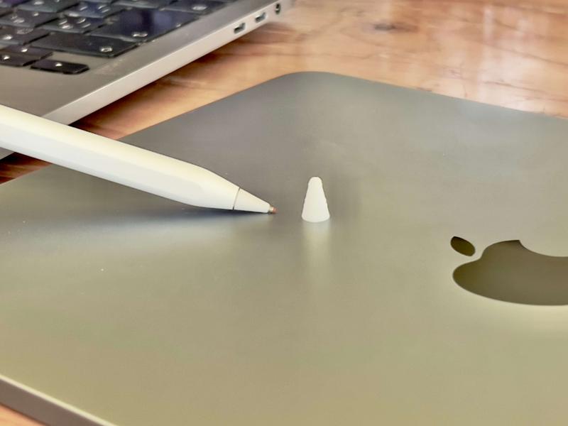 Pencil tip(Apple Pencil先端)とシリコン素材を使った汎用マイクロtip(写真右)