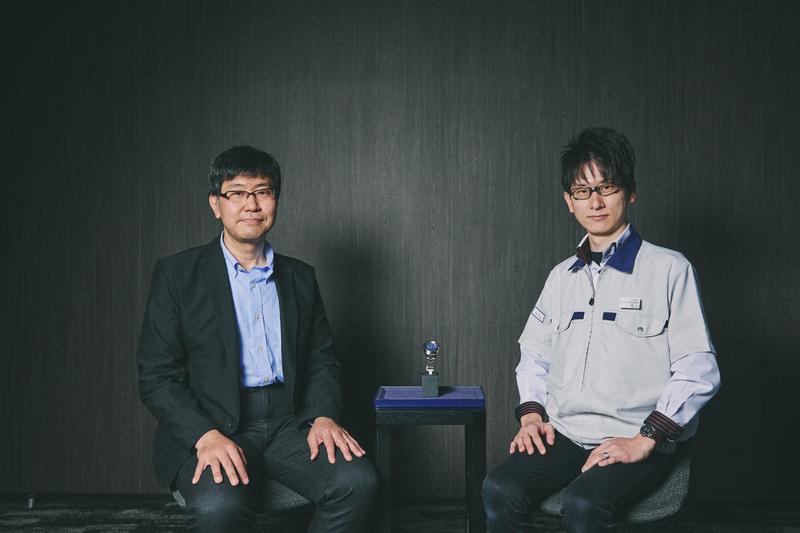 カンパノラを展開するシチズン時計株式会社のチーフデザインマネージャー榎本信一さん(左)と、同・商品開発技術担当の冨山泰史さん(右)。