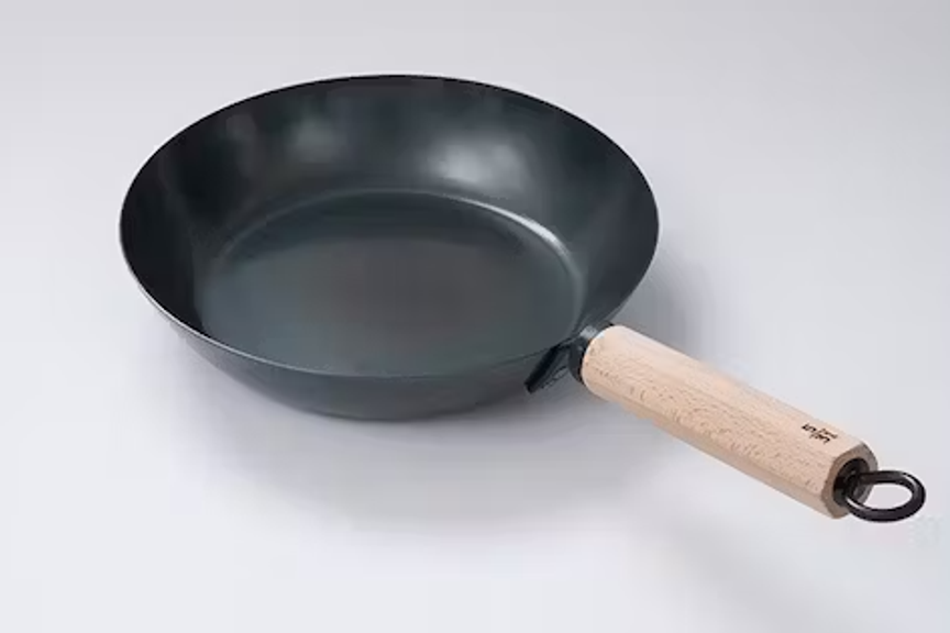 鉄職人が作った「元気じゃない日の、フライパン」。軽くて手入れがラクなだけじゃない工夫は?