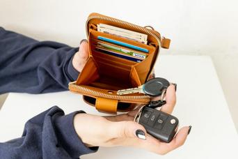 お財布にもなる。フルグレインレザー製スマホポーチで通勤や旅行が快適に