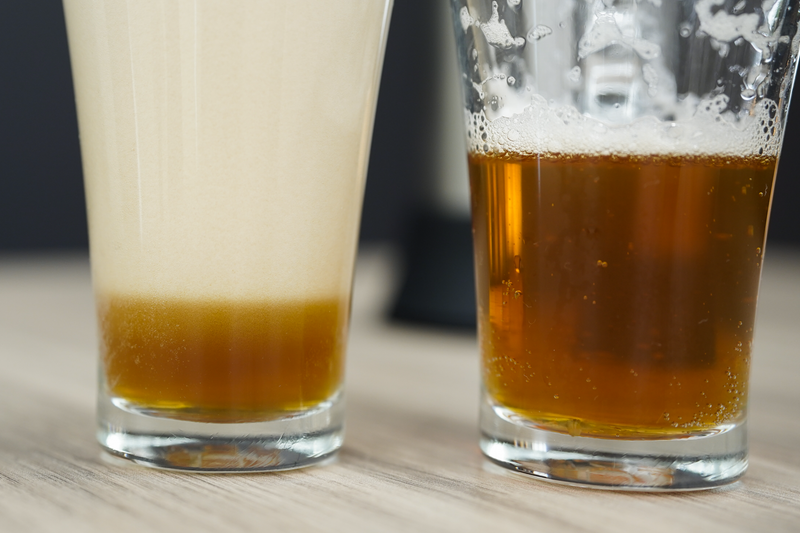 左:サプライズボトルで注いだビール / 右:瓶から注いだビール