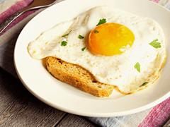 新食感！「パン粉」でサクサクになる目玉焼き・スクランブルエッグのレシピ | ライフハッカー・ジャパン