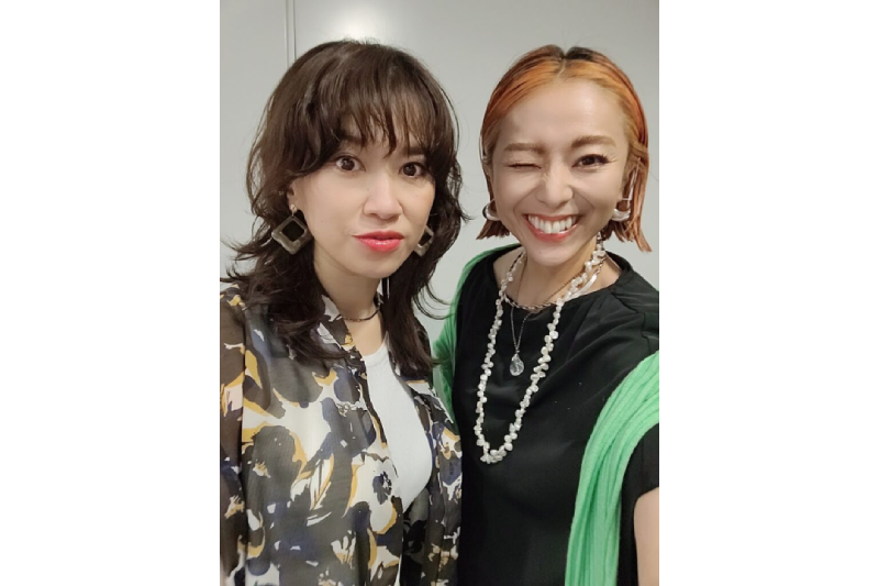 現在のミホさん(左)と藍原さん。二人は「学校へ行こう!」番組内の人気コーナー「東京ラブストーリー」で一躍有名に