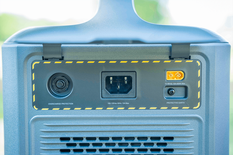200Wソーラーパネルでは約6~7時間で満充電が可能。車の電源からも充電できる。