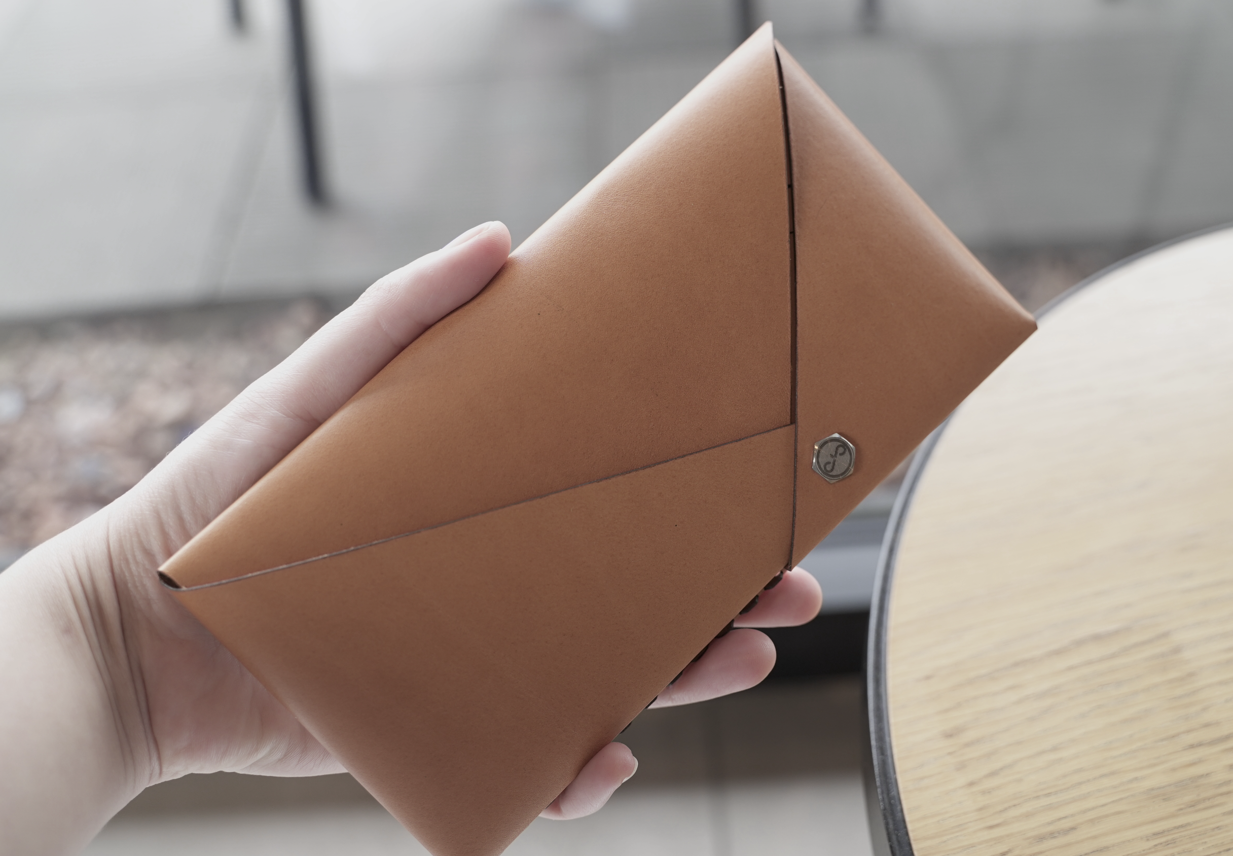 折り紙から発想を得た1枚革仕立て！ エレガントさが際立つスリムレザーウォレット「Smoll Envelop Wallet」を使ってみた |  ライフハッカー・ジャパン