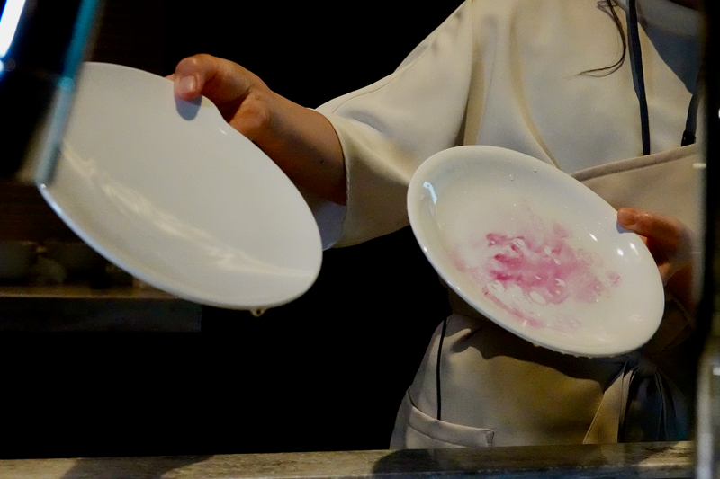 口紅を塗ってから水洗いした皿を比較。左：meliordesignの皿／右：陶磁器の皿