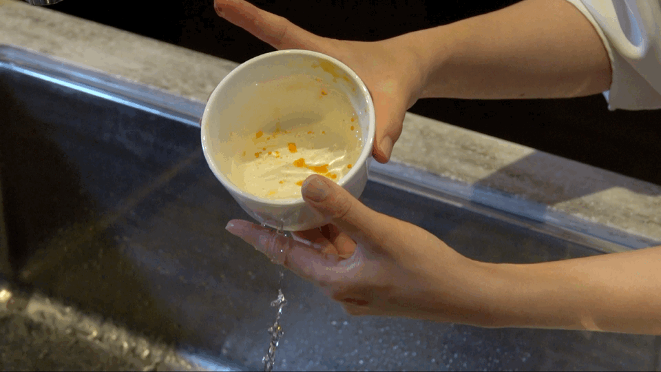 普通の陶磁器の食器を水で洗った場合。