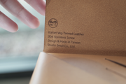 折り紙のように1枚革から誕生。スリムレザーウォレット「Smoll Envelop Wallet」