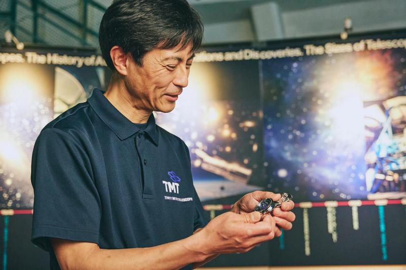 コスモサインを腕にはめた青木教授は、「丁度いいサイズ」とその印象を語る。青木教授が着用したコスモサインの横幅は45ミリ。腕時計としては大きめの部類に入る。
