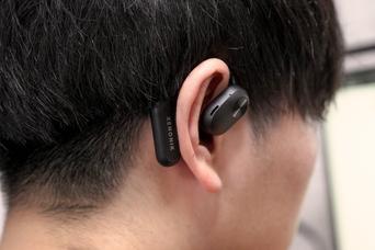 ながら聞き用にいかが？ 耳を塞がないイヤホン「Xenonik」を実際に使ってみた