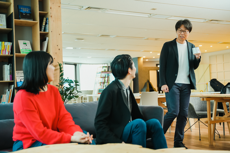 小暮ひさのりさん(右)<br>ライターとして活躍するハウスクリーニングアドバイザー。これまで試したロボット掃除機は数知れず。自宅では長年ルンバを愛用中。