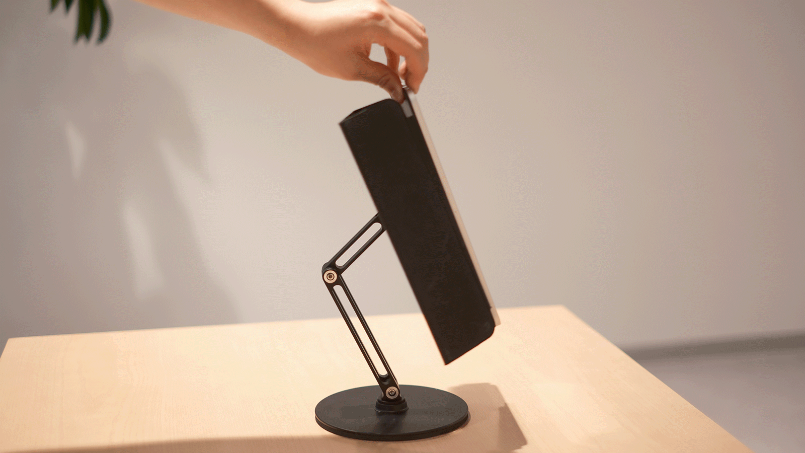 置くだけピタっと。位置も自由自在な真空吸着型のスマホ・タブレットスタンドを使ってみた