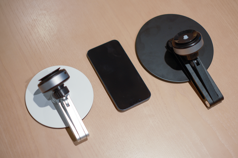 左:スタンドMサイズ、中:iPhone 13、右: スタンドLサイズ