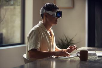Apple Vision Proは49万円でも買うべき？ 仮想現実で仕事や暮らしはどう変化するのか