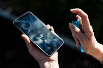 日々汚れていくスマホ。すみずみまで掃除する全手順【iPhone & Android】