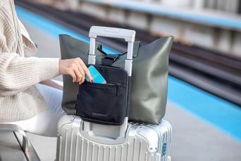 旅行時の小物やバッグ管理に便利！ スーツケースの相棒「Travel Bag Buddy Pro」が登場 