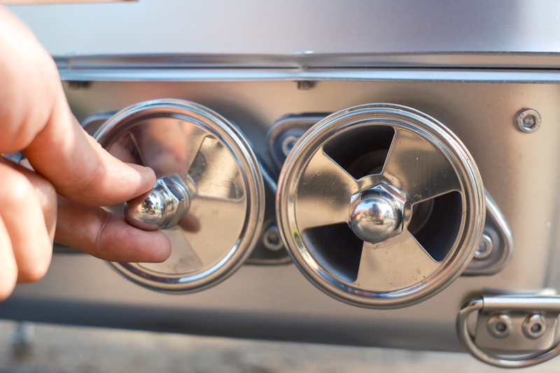 背負って運べるのもユニーク！ スチームパンク風の個性派薪ストーブ