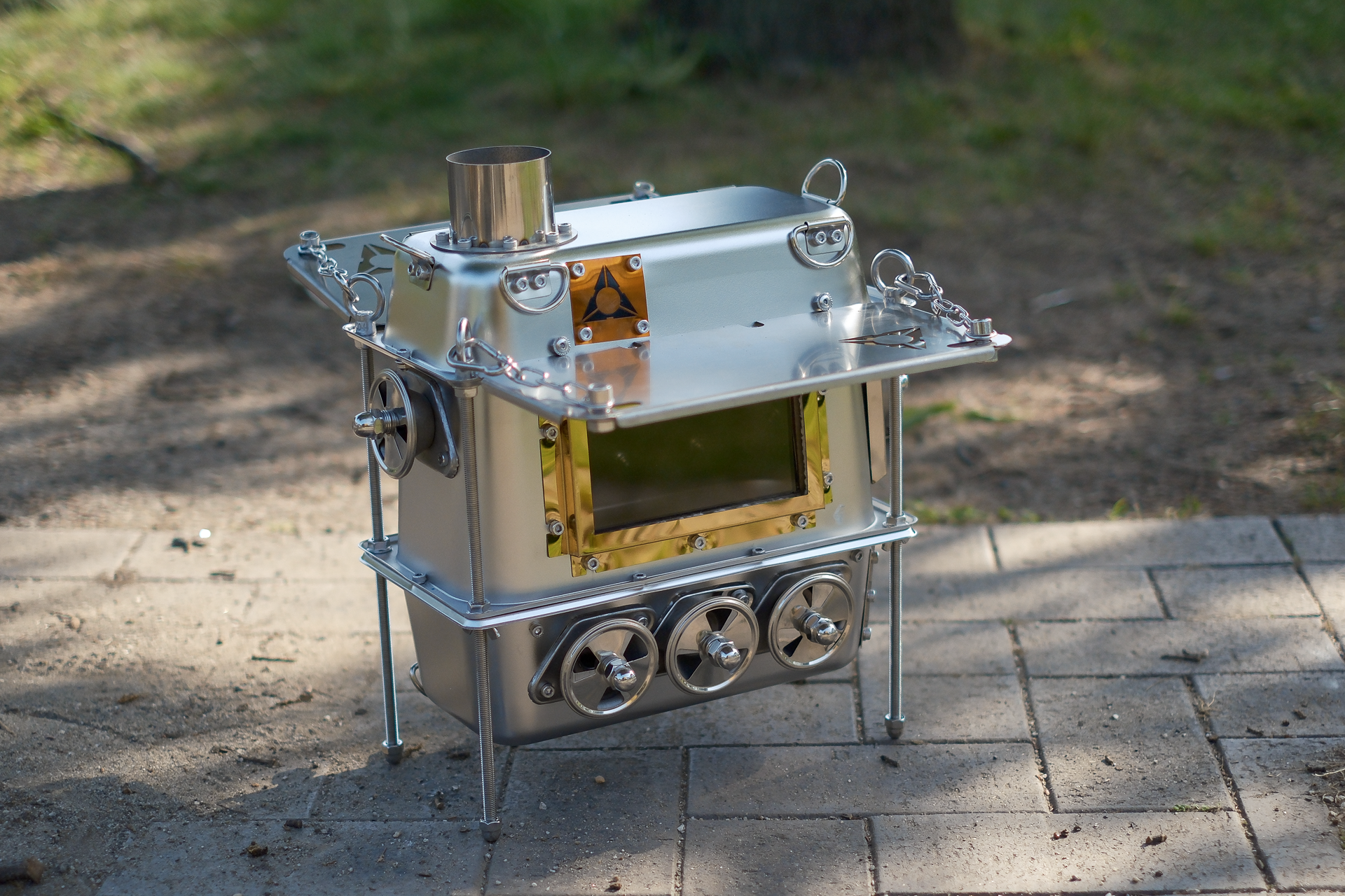 背負って運べるのもユニーク！ スチームパンク風の個性派薪ストーブ