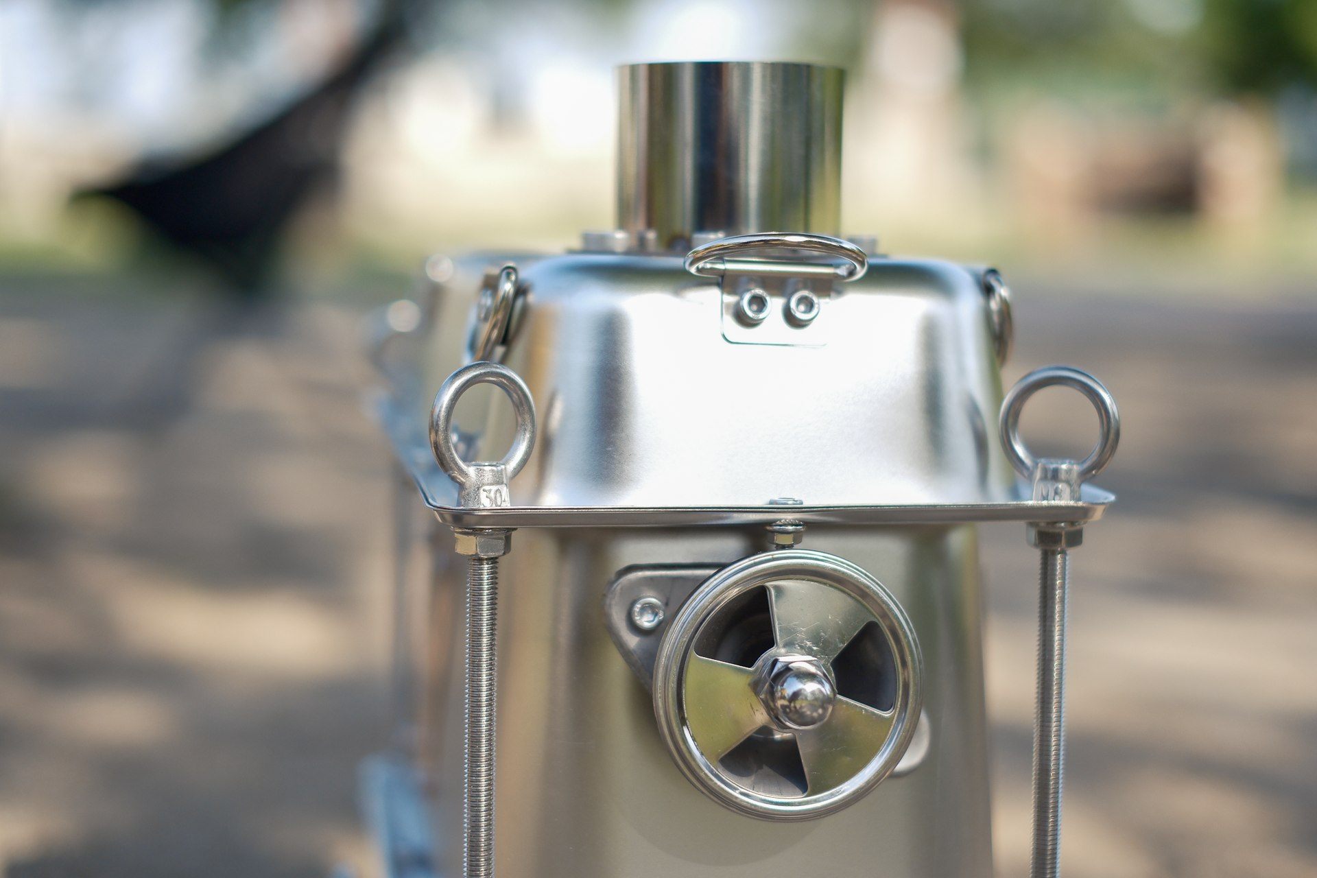 背負って運べるのもユニーク！ スチームパンク風の個性派薪ストーブ