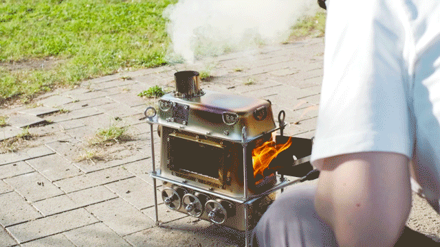 背負って運べるのもユニーク！ スチームパンク風の個性派薪ストーブ