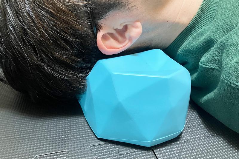 首にぴったりフィットする枕「C-Rest Pillow」