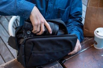 コーヒーをこぼしても大丈夫。汚れづらく経年劣化が起きにくいスリングバッグのプロジェクトが終了間近