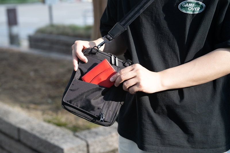 サブバッグの固定や小物管理にめっちゃ便利！ スーツケースでの旅行を快適にするマルチオーガナイザー「Travel Bag Buddy Pro」を