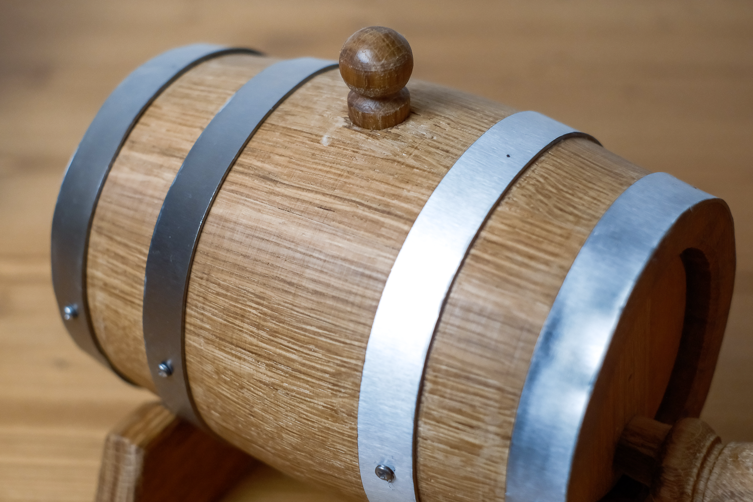ウイスキー樽 酒樽から作られた スライド ベンチ 木製ベンチ - 一般