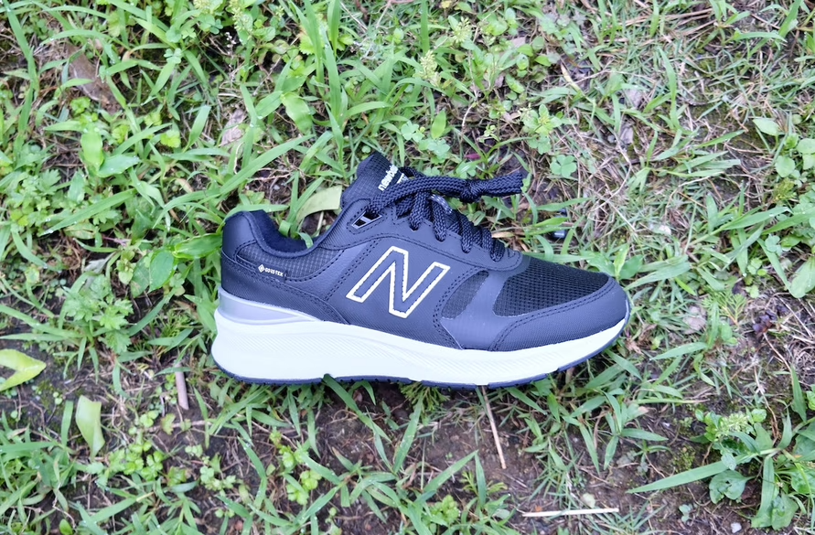 ゴアテックスを搭載したニューバランスのシューズ。街でもアウトドア