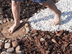 庭に五感を刺激する「センサリーパス」をつくる方法。マインドフルネスにも効果的 | ライフハッカー・ジャパン