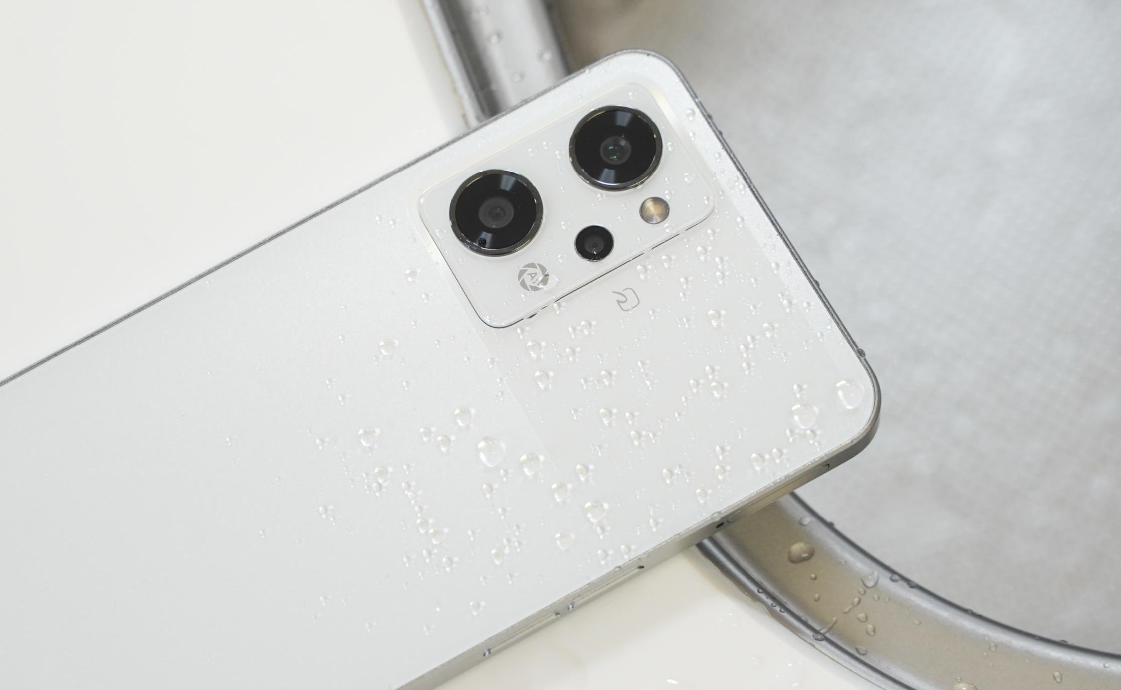 充電ストレスが激減！ 複数のアプリを開いてもサクサク動く「OPPO